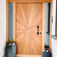 Holztüre im Eingangsbereich von Haltmaier